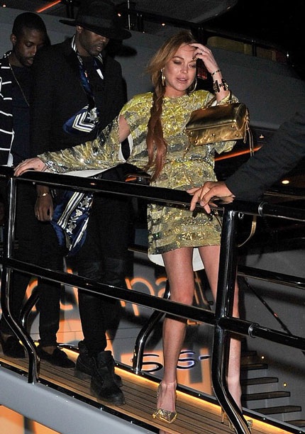 Ngôi sao nổi tiếng bay tới Pháp bằng một phi cơ riêng.