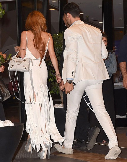 Cận cảnh chiếc váy gợi cảm và rách tua dua của Lindsay Lohan tại Cannes.