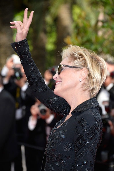 Mỹ nhân U60 tự tin diện váy ngắn cũn khoe chân thon trên thảm đỏ - 6 Vy Vy