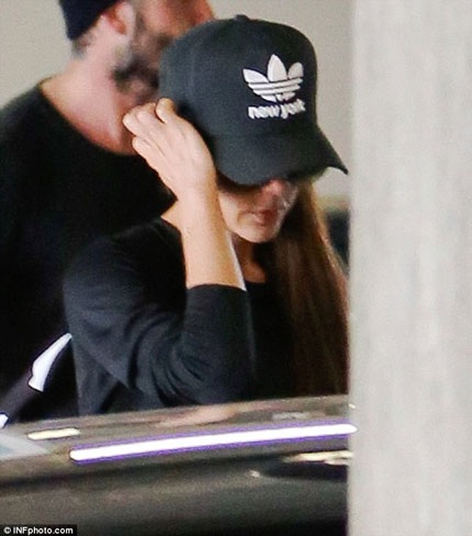 David Beckham tất bật với "công chúa nhỏ" - 13 Ngôi sao 40 tuổi để mặt mộc và đội mũ, đeo kính che gần hết gương mặt.