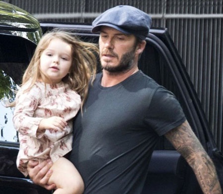 David Beckham tất bật với "công chúa nhỏ" - 5 Harper giống hệt cha ruột và là tâm điểm của giới săn tin mỗi khi xuống phố cùng cha mẹ.