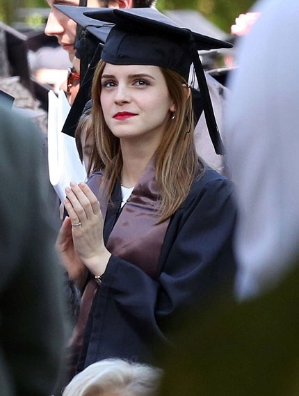 Emma Watson always keeps a simple image when going to university