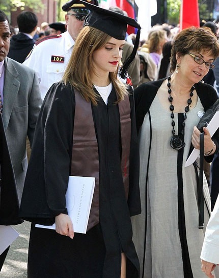 Emma Watson always keeps a simple image when going to university