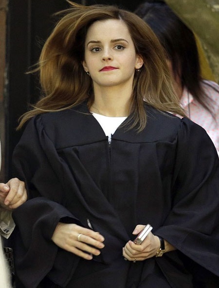 Emma Watson always keeps a simple image when going to university