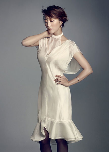 Ảnh thời thơ ấu đen nhẻm của Kim Hee Sun - 13 Kim Hee Sun mới thực hiện một bộ ảnh thời trang cho tạp chí Marie Claire
