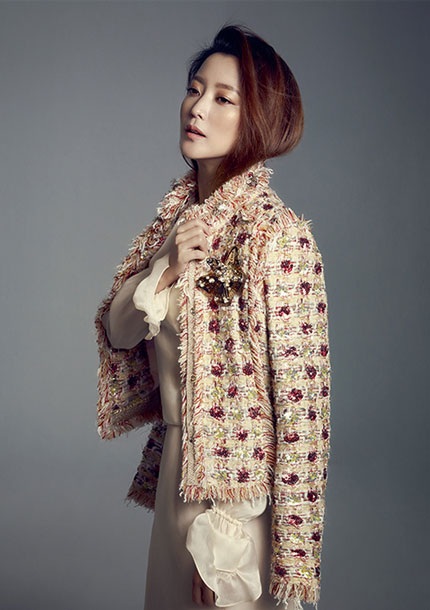Ảnh thời thơ ấu đen nhẻm của Kim Hee Sun - 14 Kim Hee Sun mới thực hiện một bộ ảnh thời trang cho tạp chí Marie Claire