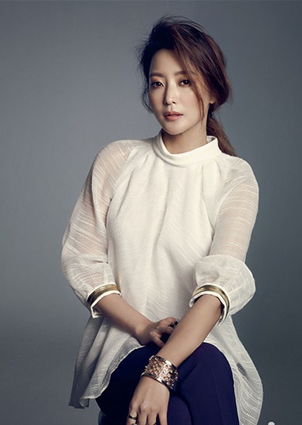Ảnh thời thơ ấu đen nhẻm của Kim Hee Sun - 18 Hiện tại, Kim Hee Sun vẫn được xem là một trong những ngôi sao trẻ đẹp nhất làng giải trí Hàn Quốc