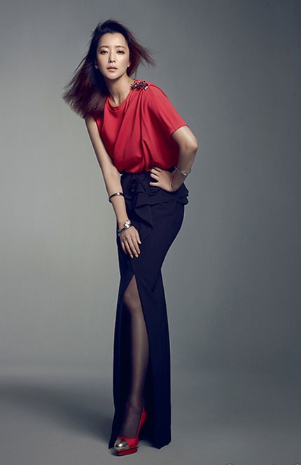 Ảnh thời thơ ấu đen nhẻm của Kim Hee Sun - 20 Hiện tại, Kim Hee Sun vẫn được xem là một trong những ngôi sao trẻ đẹp nhất làng giải trí Hàn Quốc