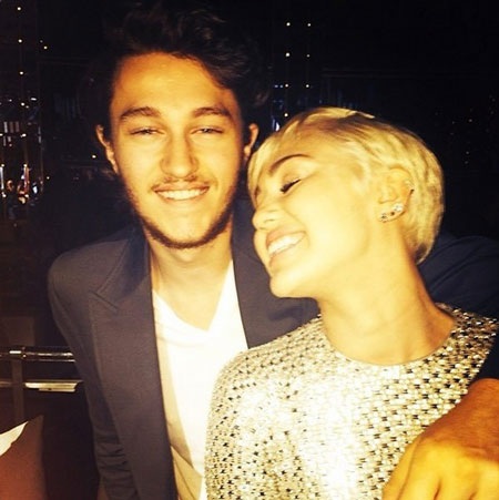 Miley chụp ảnh kỷ niệm cùng anh trai trong hậu trường