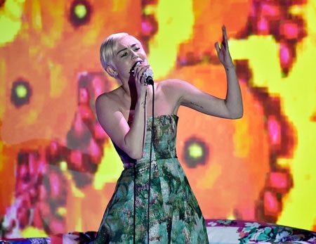 Miley Cyrus kín đáo lạ kỳ tại lễ trao giải World Music