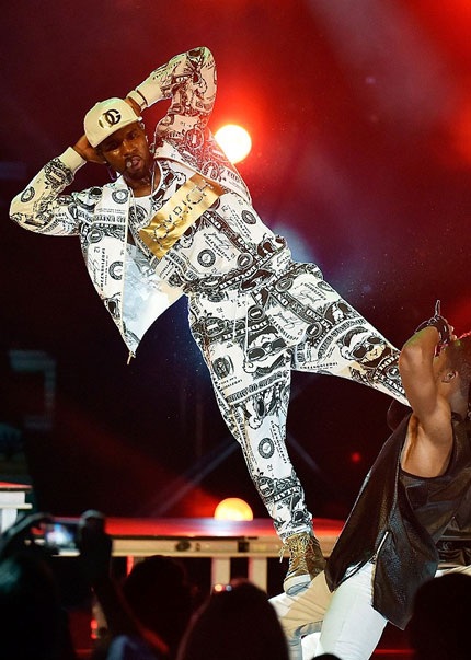 Jason Derulo trình diễn trên sân khấu