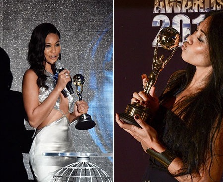 Anggun (phải) khoe giải thưởng còn Chanel Iman là người công bố giải.