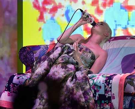 Miley diện váy của Giambattista Valli và đi giày của Versace