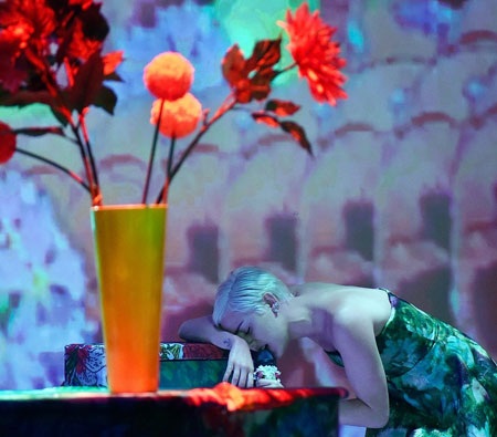 Miley diện váy của Giambattista Valli và đi giày của Versace