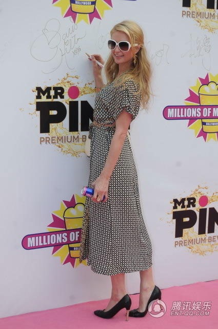 Paris Hilton chọn một bộ cánh thanh lịch khi tới Trung Quốc.