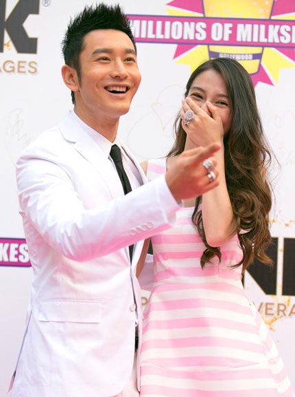 Huỳnh Hiểu Minh đẹp đôi bên bạn gái, nữ diễn viên Angela Baby tại Thượng Hải, chiều 28/5.