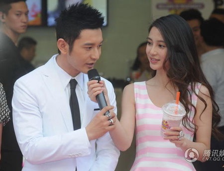 Angela Baby cầm mic giúp bạn trai trả lời phỏng vấn