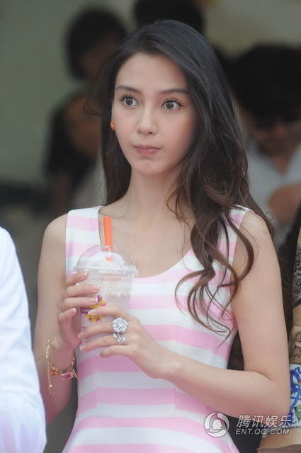 Angela Baby tự tay làm đồ uống mời bạn trai