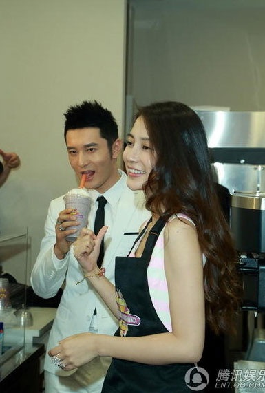 Angela Baby tự tay làm đồ uống mời bạn trai