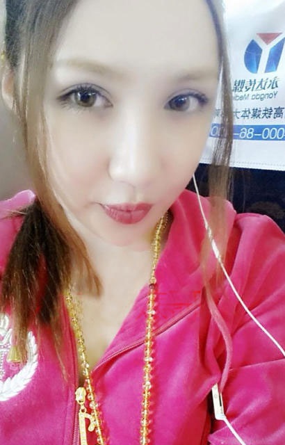 Cư dân mạng xôn xao trước hành trình lột xác từ “vịt con” thành “thiên nga” - 6 Liu Xin giờ hài lòng với giới tính nữ và vẻ ngoài rạng ngời.
