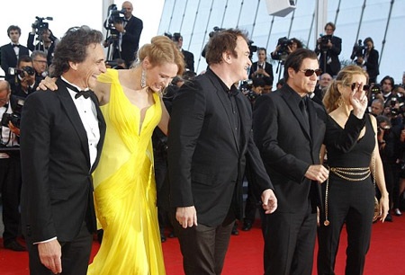 Người đẹp "Kill Bill" tha thướt trên thảm đỏ - 17 Dàn sao nổi tiếng vẫy tay chào người hâm mộ