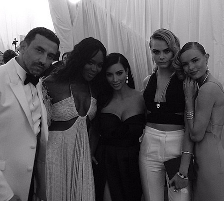 Kim chụp ảnh kỷ niệm cùng em gái Kendall Jenner bên trong đại tiệc thời trang