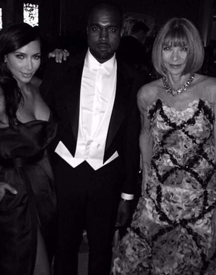 Kim chụp ảnh kỷ niệm cùng em gái Kendall Jenner bên trong đại tiệc thời trang