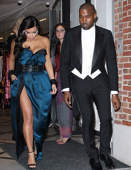 Kim Kardashian khoe chân thon với váy xẻ táo bạo