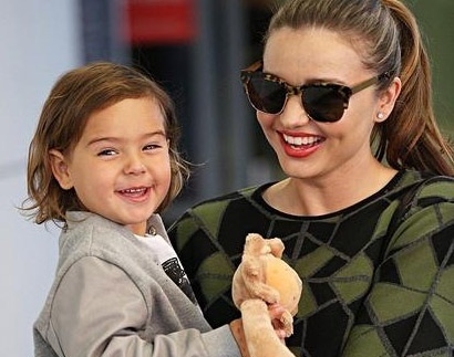 Quý tử nhà Miranda Kerr chọc ghẹo thợ săn ảnh