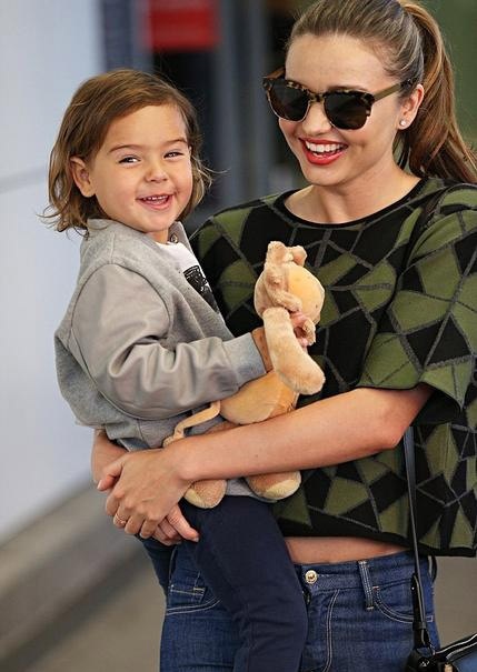Quý tử nhà Miranda Kerr chọc ghẹo thợ săn ảnh