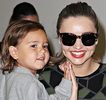 Quý tử nhà Miranda Kerr chọc ghẹo thợ săn ảnh