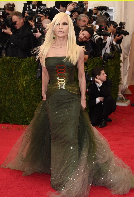 Donatella Versace tạo dáng trên thảm đỏ của bảo tàng nghệ thuật Metropolitan ngày 5/5.