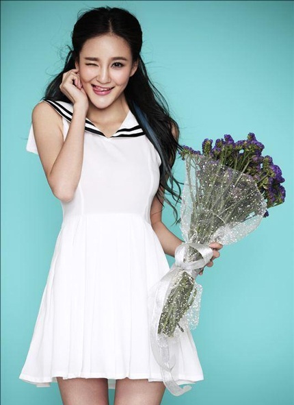 Lưu Vũ Hân hóa thân thành một cô nữ sinh ngây thơ, trong sáng trong loạt ảnh mới.