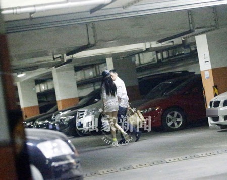 Tôn Phi Phi ăn mừng cùng bạn bè và ông xã sau khi hoàn tất thủ tục kết hôn.