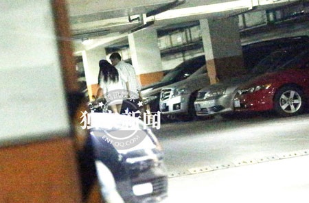 Tôn Phi Phi ăn mừng cùng bạn bè và ông xã sau khi hoàn tất thủ tục kết hôn.