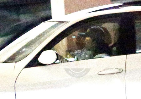 Ông xã Tôn Phi Phi lịch sự mở cửa xe cho vợ.