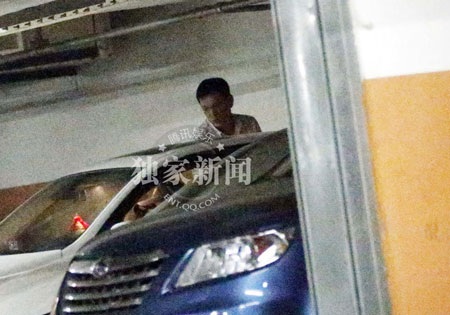 Ông xã Tôn Phi Phi lịch sự mở cửa xe cho vợ.