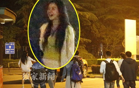 Tôn Phi Phi ăn mừng cùng bạn bè và ông xã sau khi hoàn tất thủ tục kết hôn.