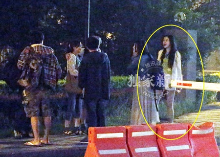 Tôn Phi Phi ăn mừng cùng bạn bè và ông xã sau khi hoàn tất thủ tục kết hôn.