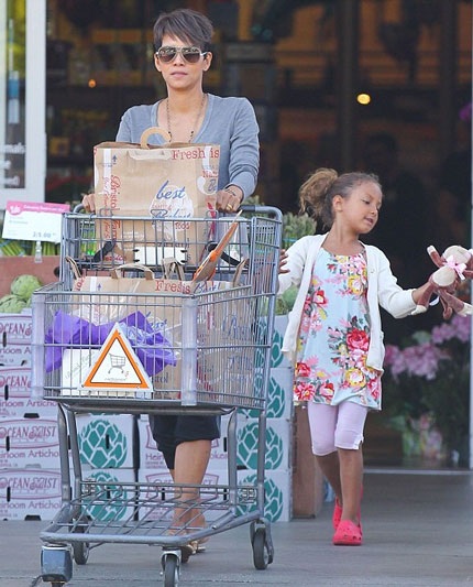 Halle Berry phải chu cấp cho người tình cũ