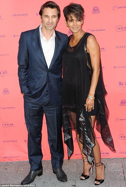 Halle Berry phải chu cấp cho người tình cũ