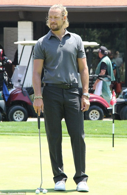 Halle Berry phải chu cấp cho người tình cũ