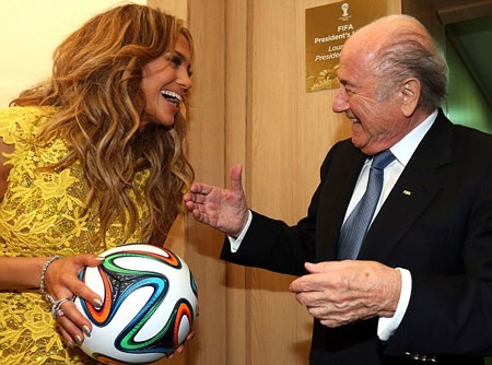 Jennifer Lopez cuồng nhiệt trong lễ khai mạc World Cup - 31 Nữ ca sĩ xinh đẹp trò chuyện với chủ tịch FIFA