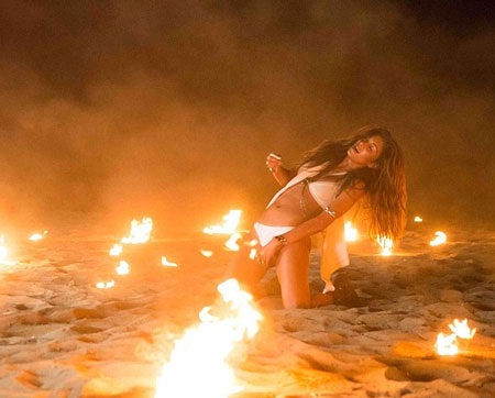 Nicole Scherzinger múa lửa gợi cảm trong clip mới - 3 Màn múa giữa vòng lửa rất đẹp mắt của Nicole trong clip