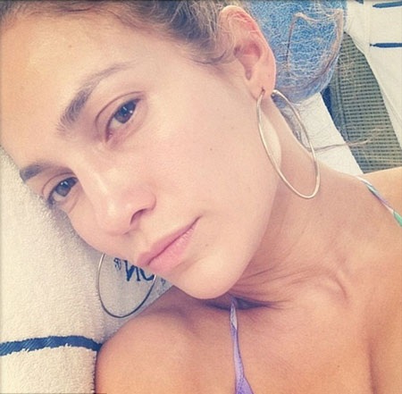Jennifer Lopez chụp ảnh “tự sướng” gợi cảm - 2 Bà mẹ hai con tự tin khoe mặt mộc