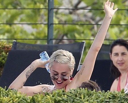 Miley hiện đang thực hiện tour diễn vòng quanh châu Âu nên cô tranh thủ thư giãn tại châu Âu.
