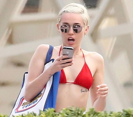 Ngôi sao xinh đẹp diện áo tắm hai mảnh màu đỏ rực.