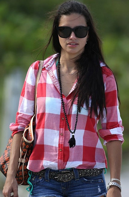 Siêu mẫu xinh đẹp diện quần short và áo sơ mi kẻ ca rô khi không mặc áo tắm.