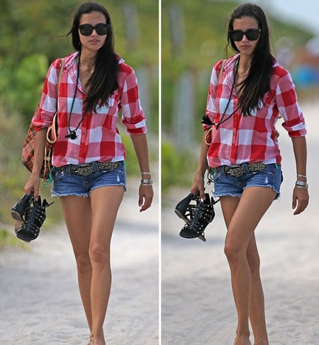 Siêu mẫu xinh đẹp diện quần short và áo sơ mi kẻ ca rô khi không mặc áo tắm.
