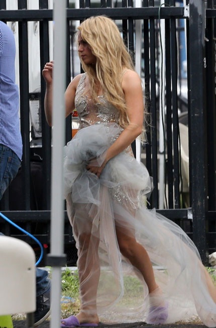 Bồ Gerard Pique không màng đám cưới - 3 Shakira tại trường quay clip mới ngày 17/6.